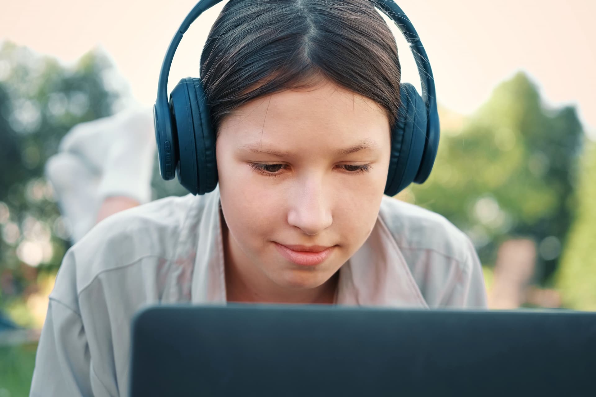 Estudante usando fones de ouvido enquanto estuda com a Elor