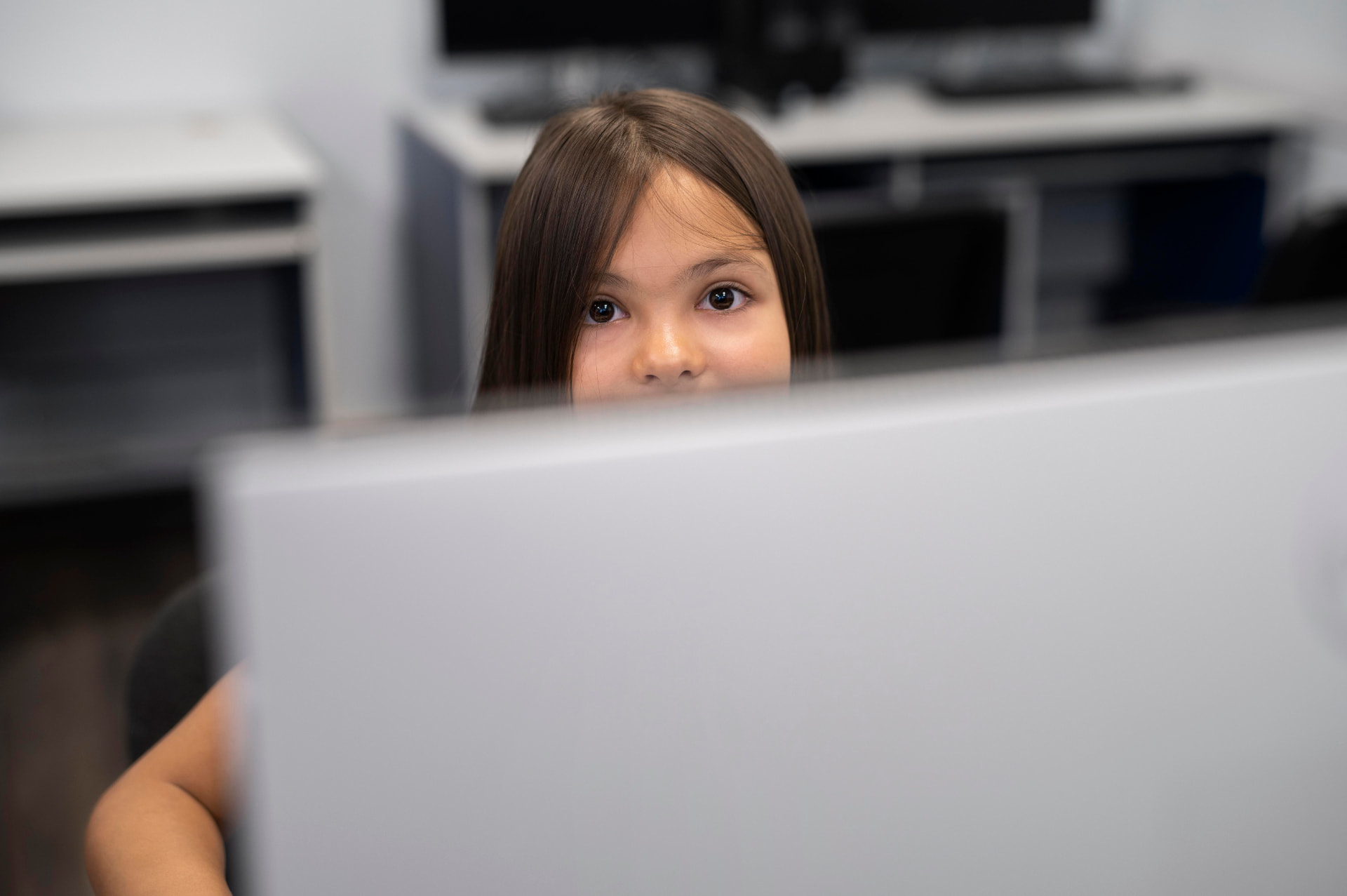 Estudante usando a Elor em um laboratório de informática da escola